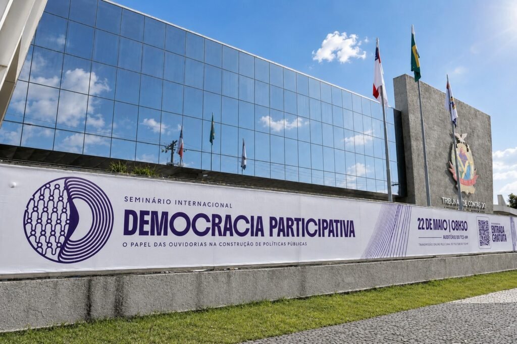 Ministro do STJ Rogério Schietti recebe homenagem durante seminário promovido pelo TCE-AM em Manaus.