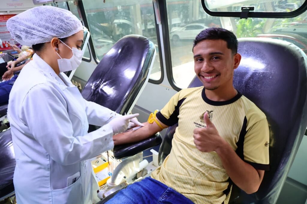 Jovem doa sangue durante campanha promovida pelo TCE-AM em parceria com o Hemoam.