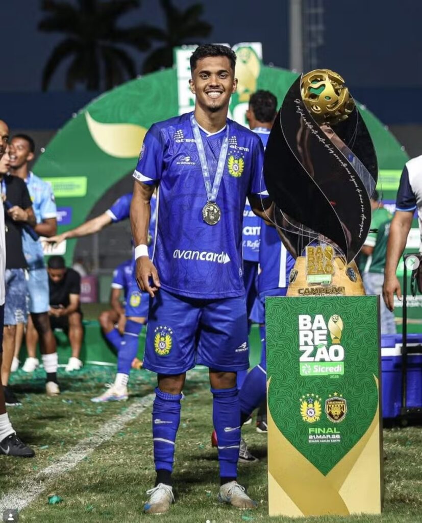 Douglas Souza posa com medalha e troféu conquistados pelo Nacional-AM antes de acertar com clube da Tailândia.