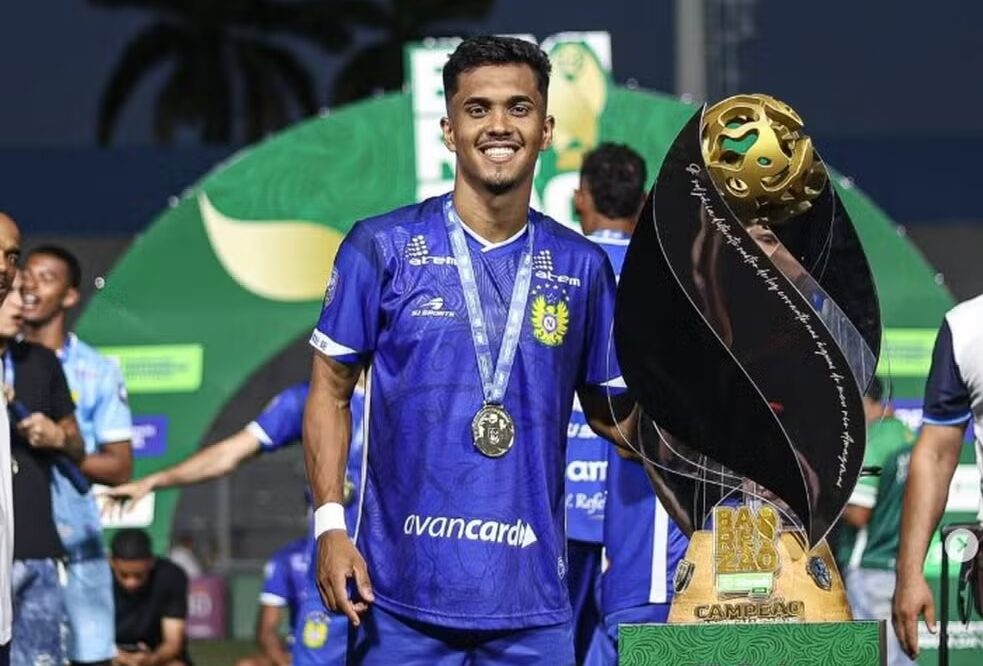 Douglas Souza posa com medalha e troféu conquistados pelo Nacional-AM antes de acertar com clube da Tailândia.