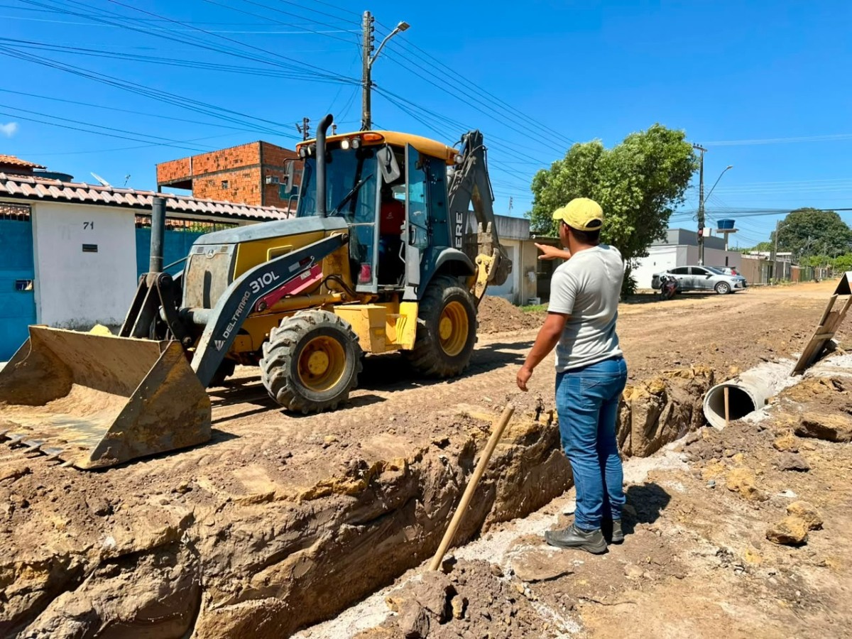 Máquinas realizam a implantação da rede de drenagem no bairro Pascoal Alaggio, em Parintins.