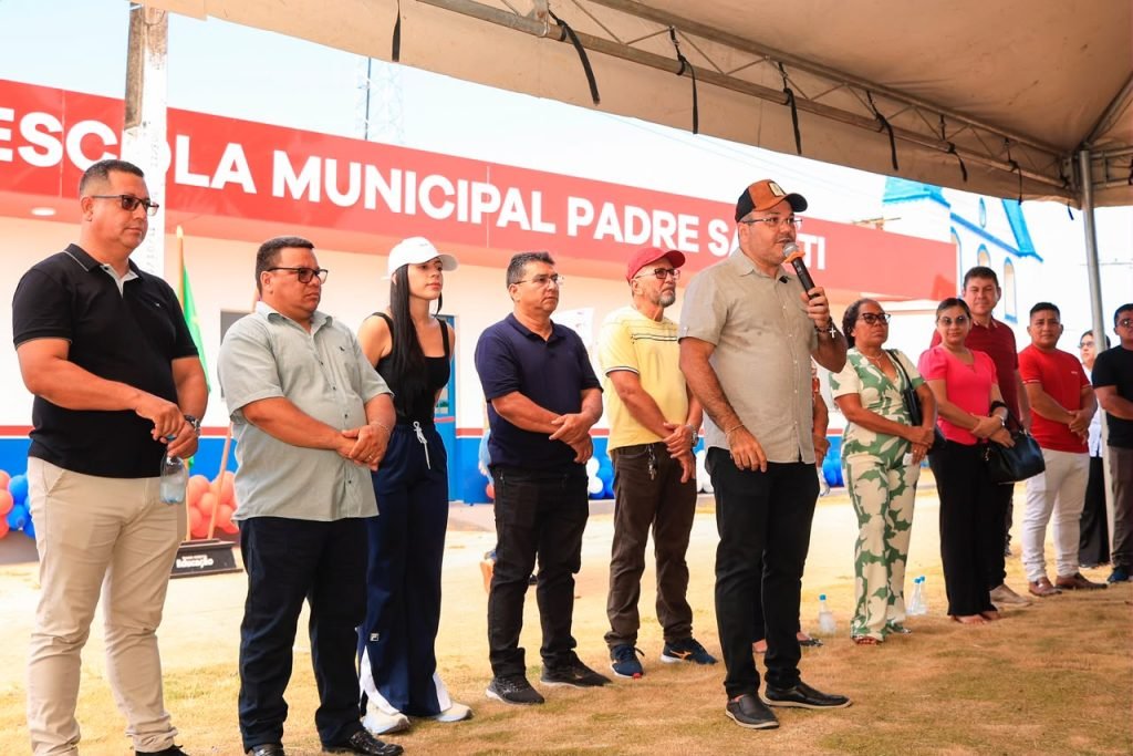 Prefeito Darlan Taveira e autoridades durante inauguração da Escola Municipal Padre Santti, em Barreirinha.