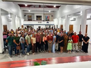 Novos gestores escolares da rede municipal de Barreirinha reunidos durante cerimônia oficial de posse promovida pela Prefeitura.