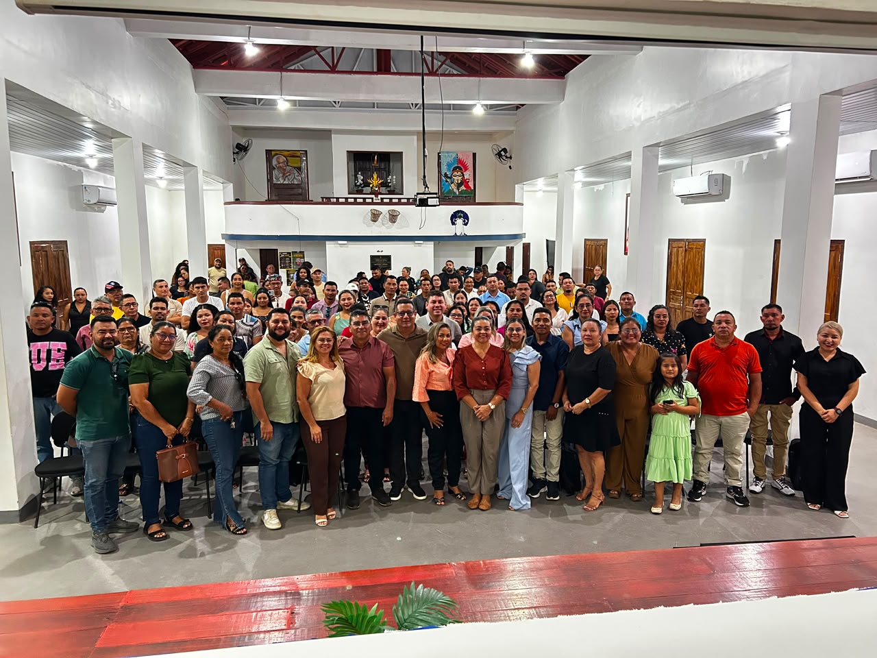 Novos gestores escolares da rede municipal de Barreirinha reunidos durante cerimônia oficial de posse promovida pela Prefeitura.