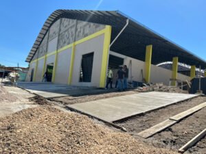Obras do Ginásio Poliesportivo e Cultural do Distrito do Mocambo, em Parintins, com mais de 85% de execução.