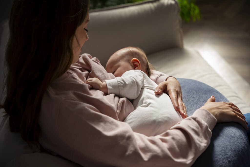 Mãe amamenta o bebê no colo; estudo mostra que a amamentação ajuda a proteger a saúde do coração das mulheres.
