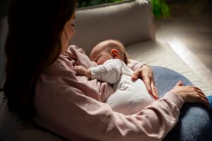 Mãe amamenta o bebê no colo; estudo mostra que a amamentação ajuda a proteger a saúde do coração das mulheres.