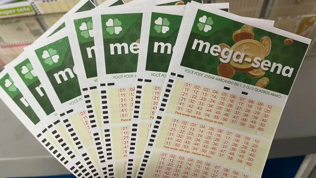 Volantes da Mega-Sena sobre uma bancada de lotérica.
