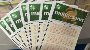 Volantes da Mega-Sena sobre uma bancada de lotérica.