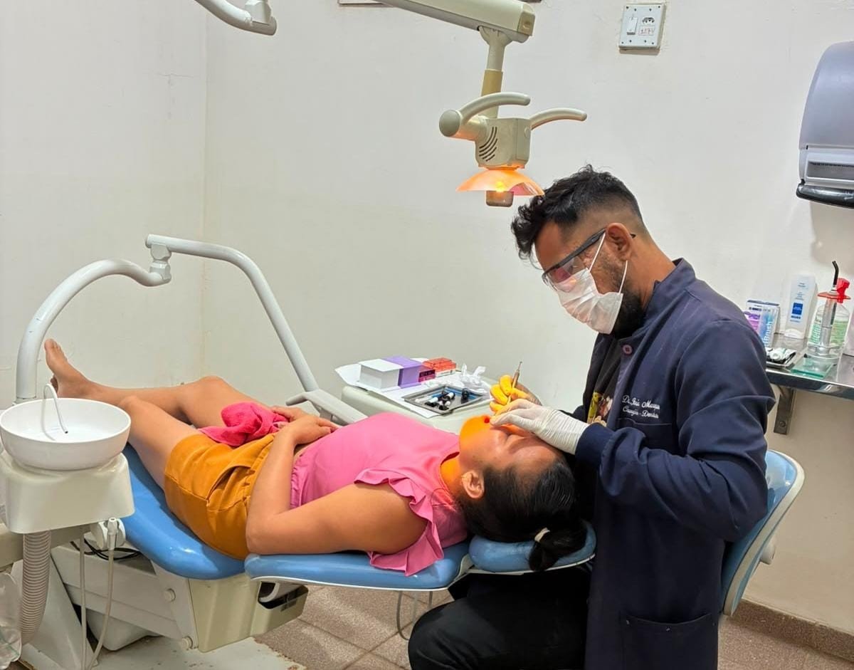 Profissional realiza atendimento odontológico durante ação de saúde no Festival do Mocambo.