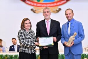 Ministro do STJ Rogério Schietti recebe homenagem durante seminário promovido pelo TCE-AM em Manaus.