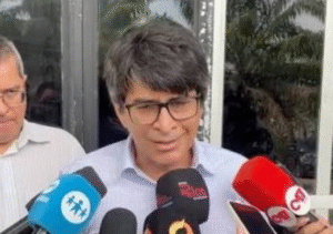 Pai de professor esfaqueado por aluno durante entrevista em Manaus