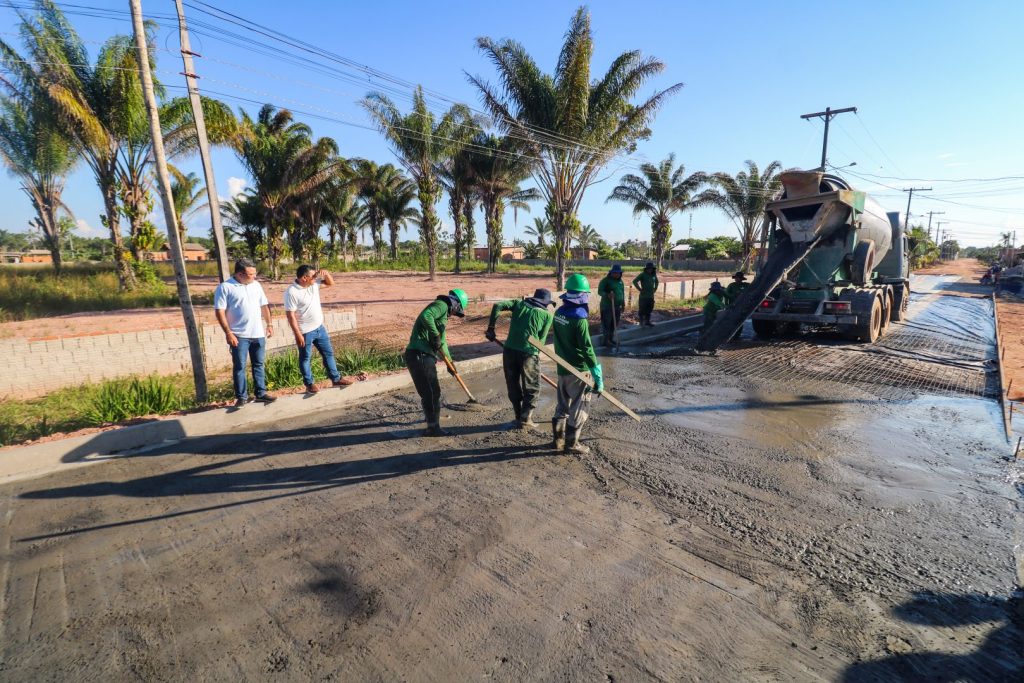 Operários executam obra de pavimentação em concreto em rua de Barreirinha durante nova etapa de melhorias na infraestrutura urbana.