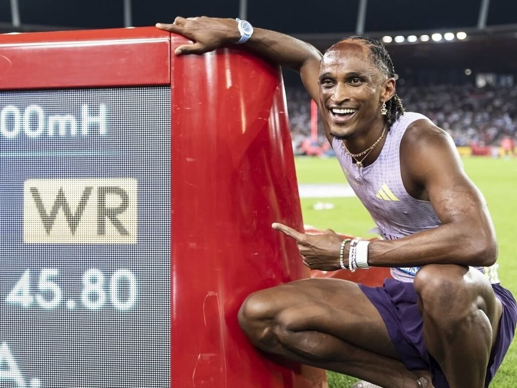 Alison dos Santos comemora recorde mundial dos 400 metros com barreiras em Zurique