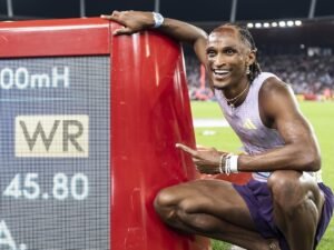 Alison dos Santos comemora recorde mundial dos 400 metros com barreiras em Zurique