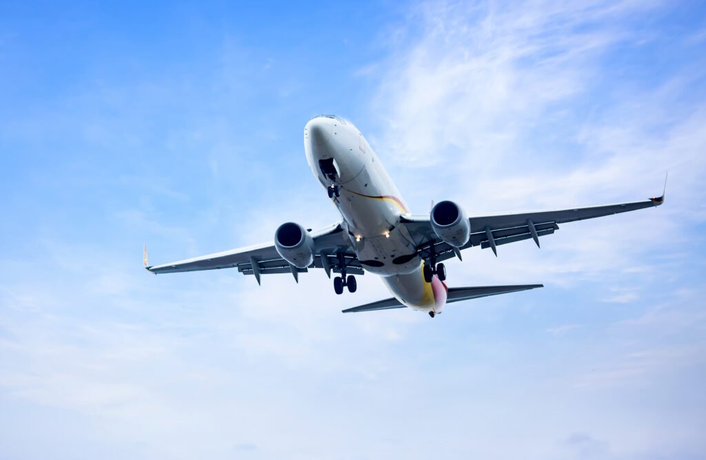 Avião em voo representa programas de pontos e milhas que poderão ser convertidos em dinheiro.