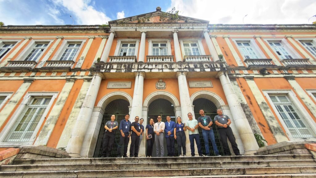 Equipe do TCE-AM durante vistoria no Colégio Estadual Dom Pedro II, em Manaus, em ação da Blitz TCE.
