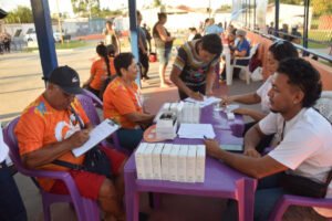 Equipe realiza atendimento à população durante ação do projeto Parintins em Movimento no bairro Nazaré.