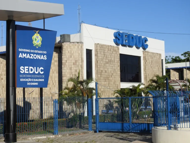 Fachada da sede da Seduc-AM, que anunciou concurso público com 7.862 vagas para profissionais da educação.