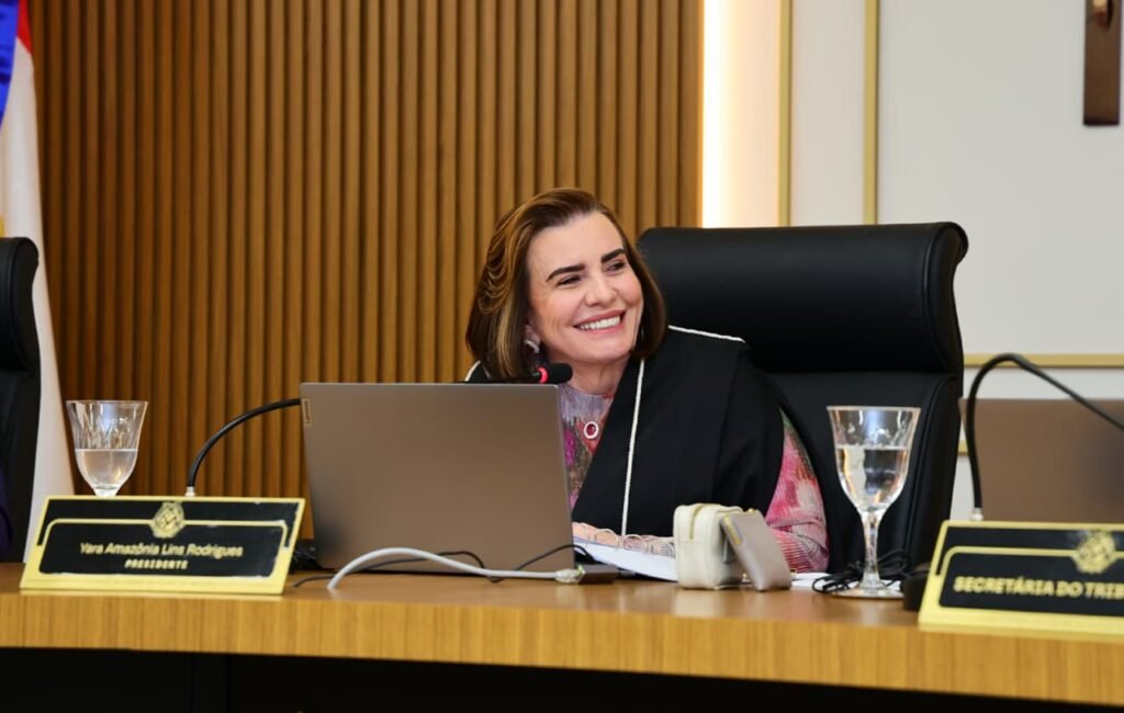 Conselheira-presidente Yara Amazônia Lins anuncia implantação de inteligência artificial no SEI durante sessão do TCE-AM.