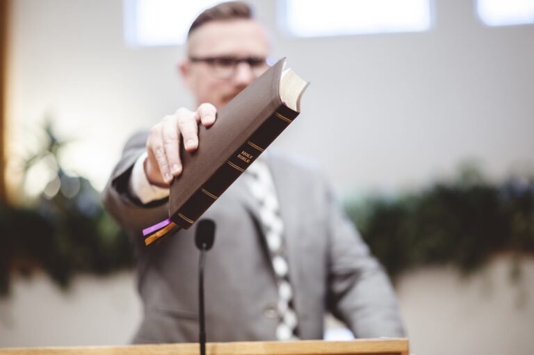 Religião e eleições 2026: 81% consideram fundamental que candidato acredite em Deus