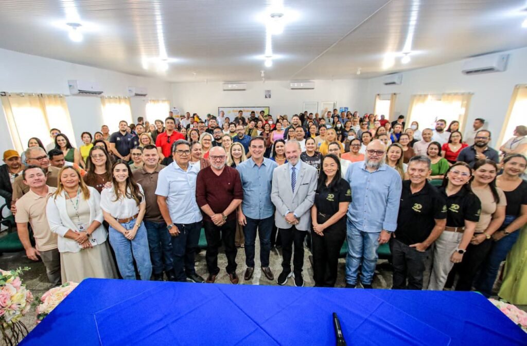 Servidores públicos participam da capacitação do projeto Ouvir Amazonas, promovido pelo TCE-AM, em Parintins.