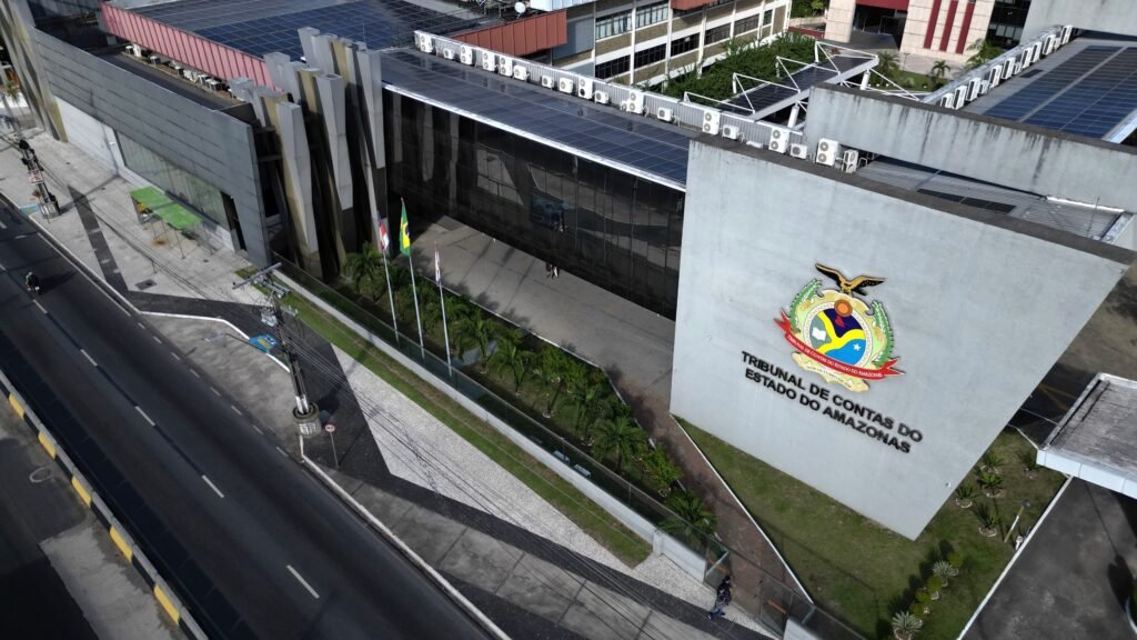 Conselheira-presidente Yara Amazônia Lins recebe vereadoras de Barcelos no TCE-AM para discutir políticas para mulheres.