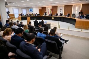 Sessão do Tribunal Pleno do TCE-AM durante julgamento de processos em Manaus.