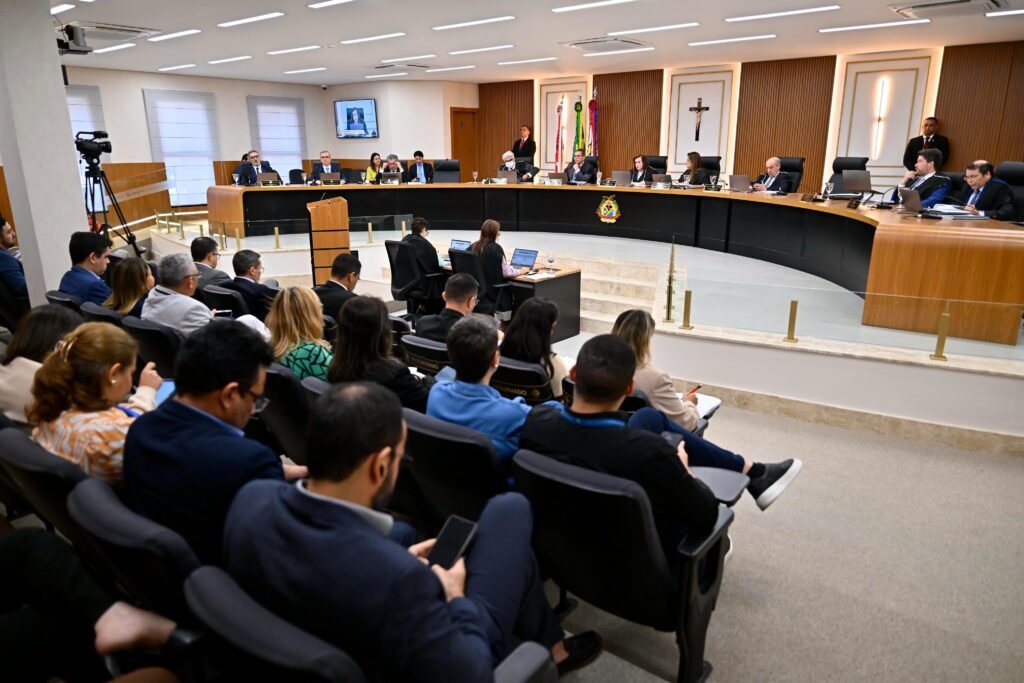 Sessão do Tribunal Pleno do TCE-AM durante julgamento de processos em Manaus.