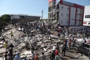Equipes de resgate e moradores procuram sobreviventes entre os escombros após terremoto na Colômbia.