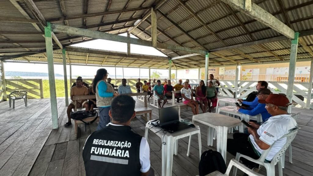 Técnicos e moradores participam de reunião sobre regularização fundiária em comunidade de várzea de Parintins.