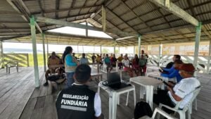 Técnicos e moradores participam de reunião sobre regularização fundiária em comunidade de várzea de Parintins.