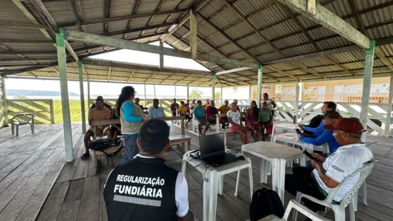 Técnicos e moradores participam de reunião sobre regularização fundiária em comunidade de várzea de Parintins.