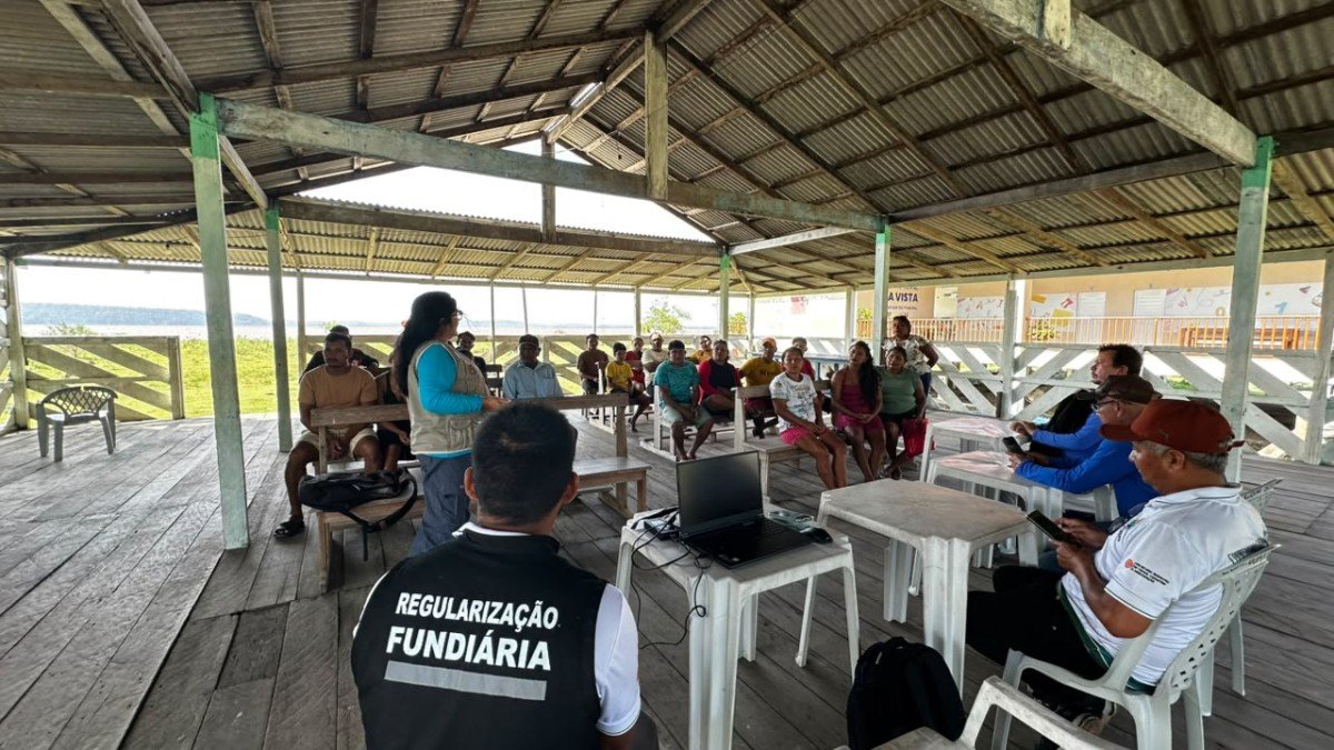 Técnicos e moradores participam de reunião sobre regularização fundiária em comunidade de várzea de Parintins.
