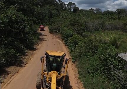 Máquina trabalha na recuperação de ramal na zona rural de Itacoatiara, no Amazonas.