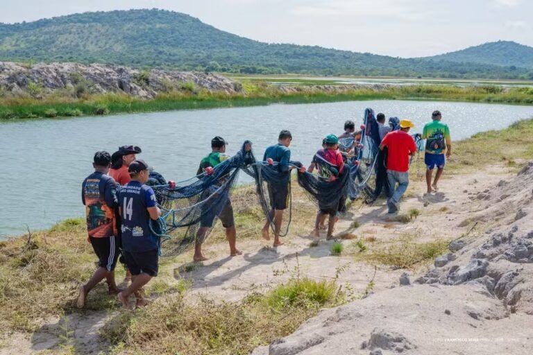 Agricultores indígenas carregam rede de pesca durante despesca de tambaqui em Boa Vista