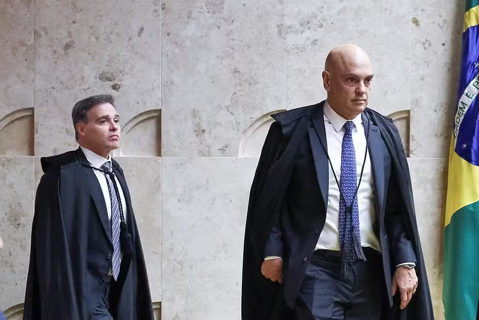 Ministros Alexandre de Moraes e André Mendonça no plenário do STF