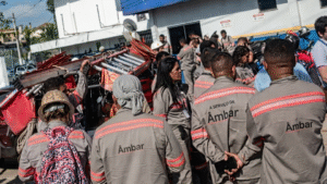 Trabalhadores terceirizados da Âmbar Energia durante protesto em Manaus