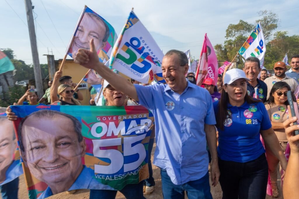 Omar Aziz caminha ao lado de apoiadores durante atividade de campanha no Amazonas