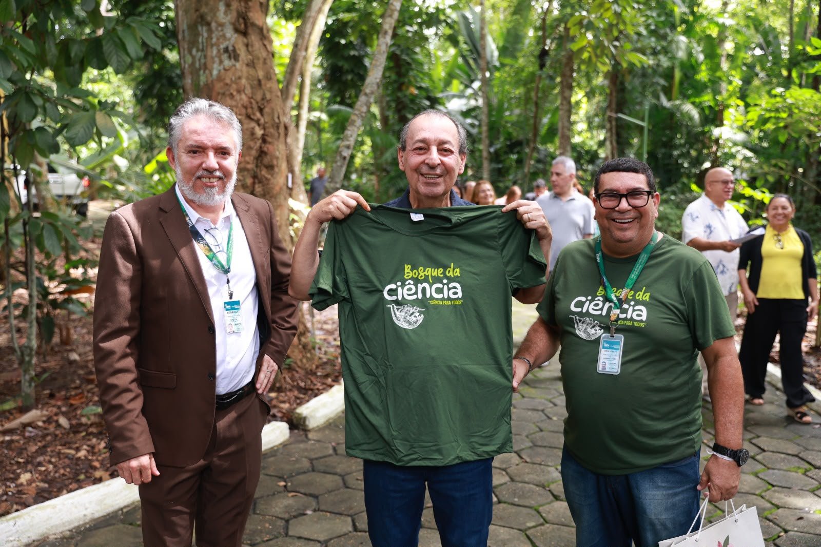 Omar Aziz segura camiseta do Bosque da Ciência durante visita a área arborizada em Manaus