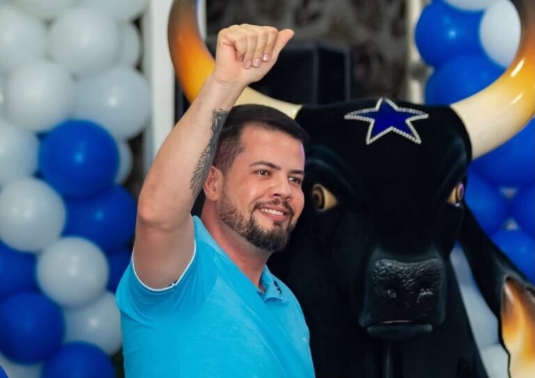 Diego Mascarenhas ao lado do Boi Caprichoso após eleição para presidente