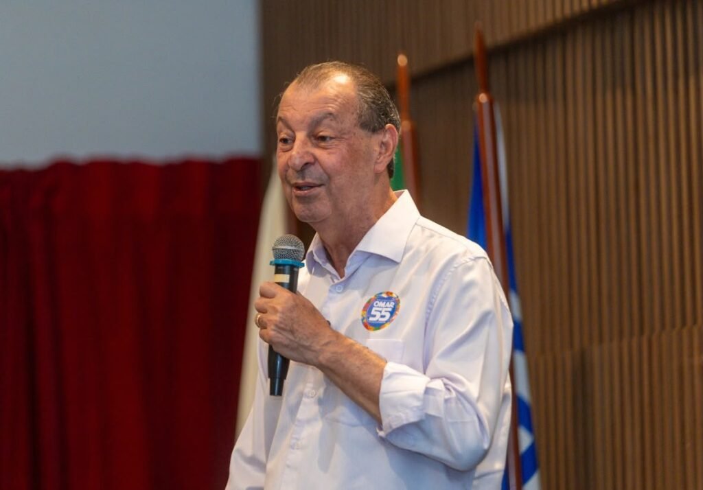 Omar Aziz fala ao microfone durante encontro com representantes do setor industrial em Manaus