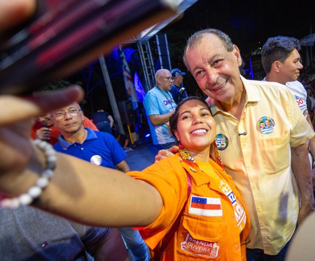 Omar Aziz posa para foto com apoiadora durante evento de campanha em Manaus
