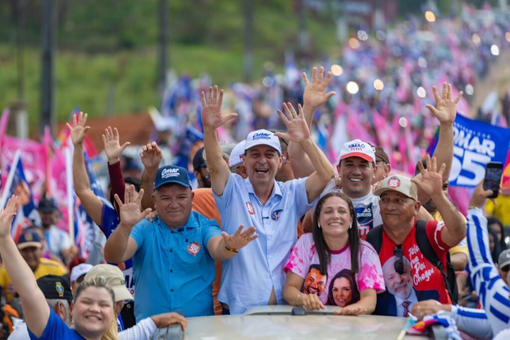 Omar Aziz acena ao lado de apoiadores durante caminhada de campanha no interior do Amazonas