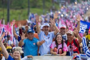 Omar Aziz acena ao lado de apoiadores durante caminhada de campanha no interior do Amazonas