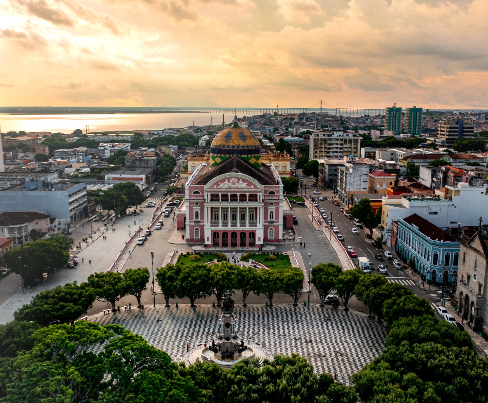 Vista aérea de Manaus com Teatro Amazonas e Rio Negro ao fundo