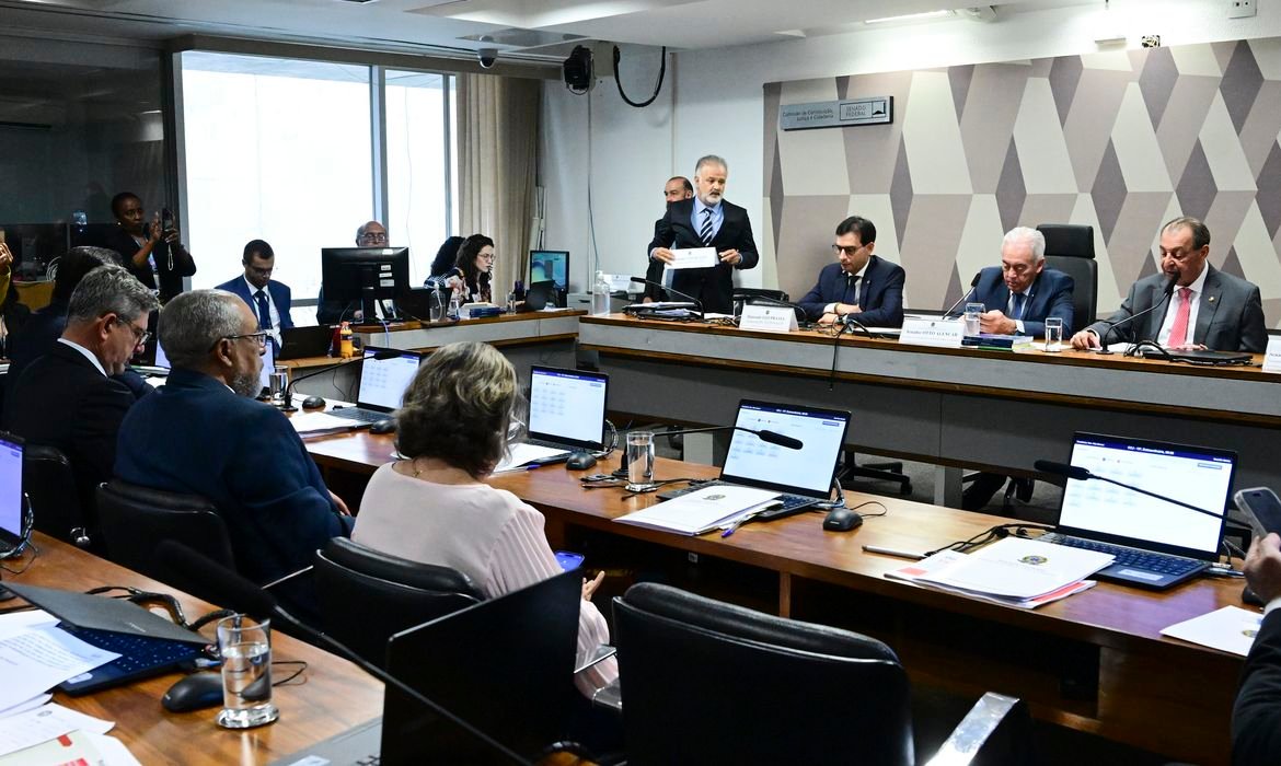 Reunião da CCJ do Senado durante análise da PEC que prevê o fim da escala 6x1