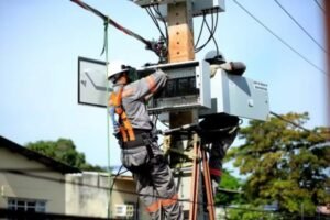 Trabalhador realiza manutenção em equipamento da rede elétrica
