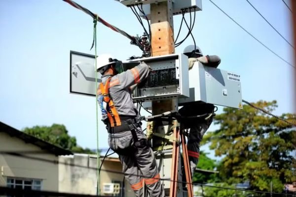 Trabalhador realiza manutenção em equipamento da rede elétrica