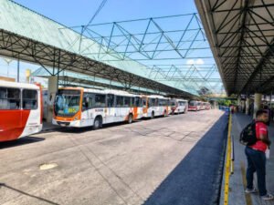 Ônibus do transporte coletivo de Manaus estacionados em terminal durante paralisação dos rodoviários.